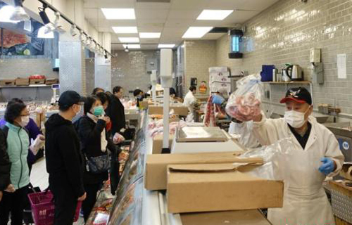 Customers line up at a Chinese supermarket in Flushing, New York, March 18, 2020. (Photo/China News Service)