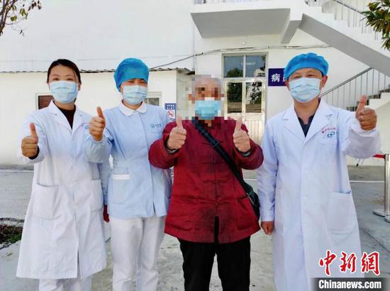 A 90-year-old man (R, 2nd) was discharged from hospital in Xiangyang, Hubei Province, March 15, 2020. (Photo/China News Service)