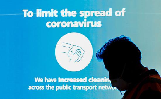 A man walks past a coronavirus-awareness billboard at a train station in Sydney, Australia, May 20, 2020. (Xinhua/Bai Xuefei)