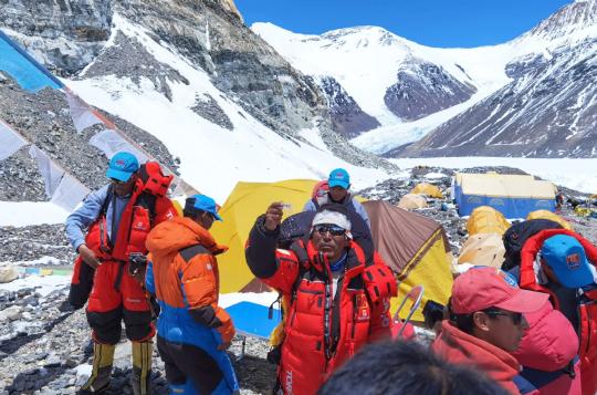 Members of a Chinese team set out from a camp at an altitude of 6,500 meters on Mount Qomolangma in the Tibet autonomous region on May 24, 2020. They are scheduled to reach the summit of the world's highest mountain on Wednesday. （Photo/Xinhua）