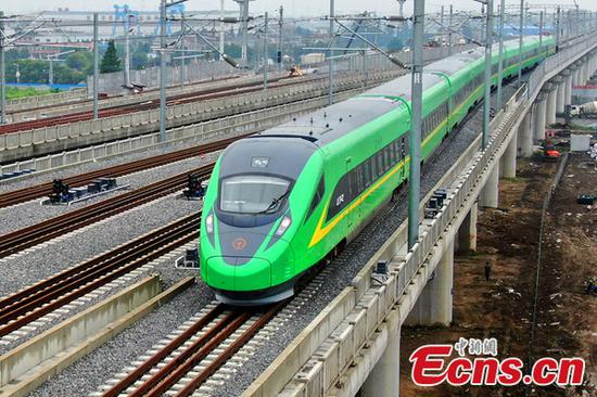A green Fuxing bullet train makes a trial run on the Nantong-Shanghai line, May 26, 2020. (Photo/China News Service)
