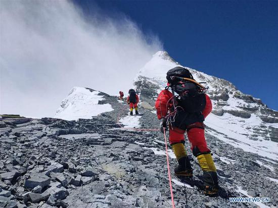 Chinese mountaineering guides work on a route to the summit of Mount Qomolangma on May 26, 2020. Chinese mountaineering guides have completed building a route to the summit of Mount Qomolangma for survey group members who plan to remeasure the height of the world's tallest peak. (Photo by Dorje Tsering/Xinhua)