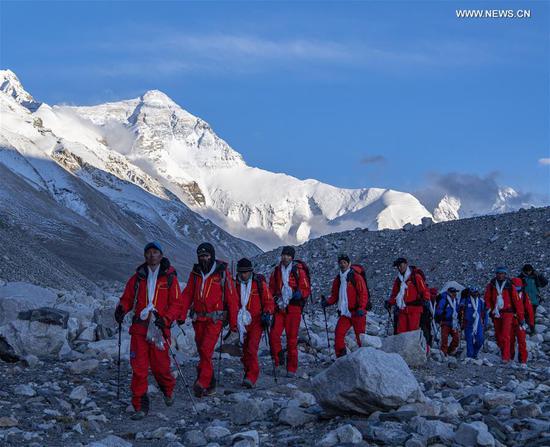 Chinese surveying team descends to Mt. Qomolangma base camp