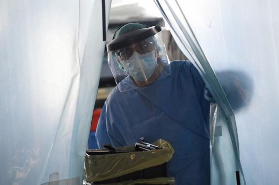 A medical worker works at Intensive Care Unit in Sant'Orsola-Malpighi hospital in Bologna, Italy, on April 15, 2020. (Photo by Gianni Schicchi/Xinhua)