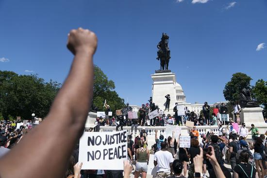 Protesters rally near the Capitol Building during a protest over the death of George Floyd in Washington D.C., the United States, on May 30, 2020. (Xinhua/Liu Jie)