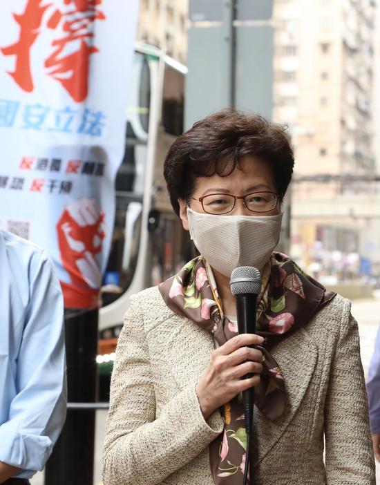 
Chief Executive of the Hong Kong Special Administrative Region (HKSAR) Carrie Lam visits a street stand and signs a petition in support of the national security legislation in Hong Kong, south China, May 28, 2020. (Xinhua)
