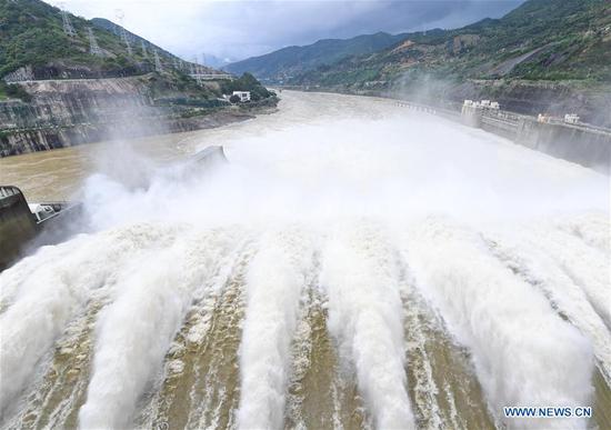 Shuikou Hydropower Station opens its sluices for water discharge in SE China