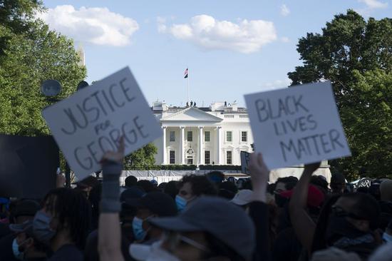 Protesters rally in front of the White House during a protest over the death of George Floyd in Washington D.C., the United States, on May 31, 2020. (Xinhua/Liu Jie)