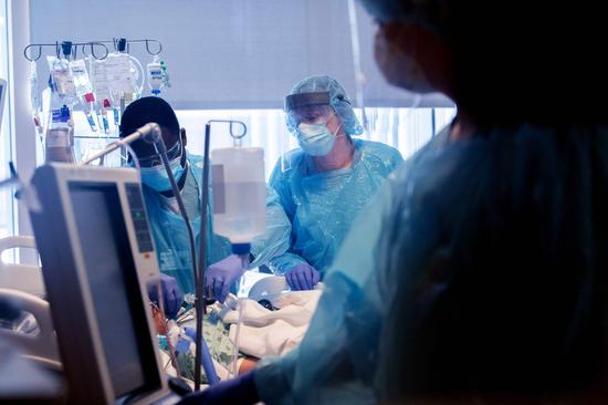 U.S. surgeons successfully conduct double lung transplant on COVID-19 patient for first time
