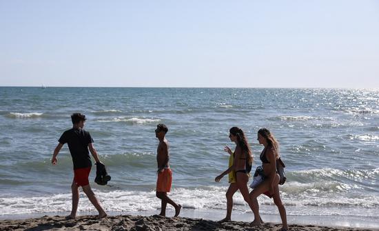 People enjoy sunshine on the beach in Fregene, Lazio, Italy, June 12, 2020. (Xinhua/Cheng Tingting)