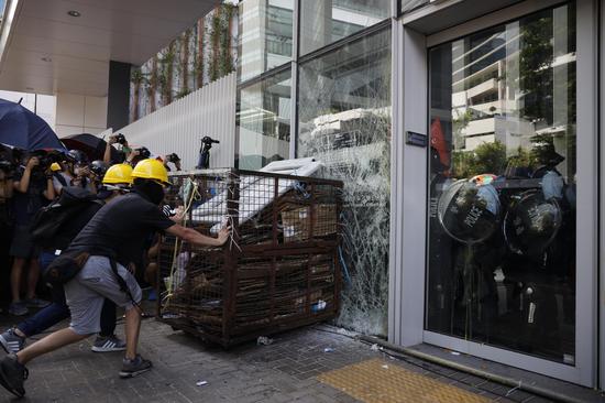 Rioters attempt to break into the Legislative Council building in south China's Hong Kong, July 1, 2019. (Xinhua)