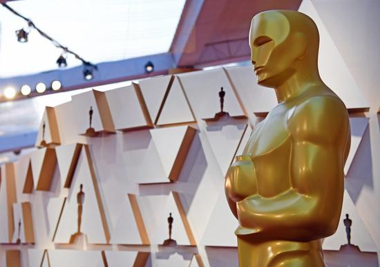 An Oscar statue is seen out of Dolby Theater during the preparations for the 92nd Academy Awards in Hollywood, Los Angeles, the United States, on Feb. 8, 2020. (Xinhua/Li Rui)