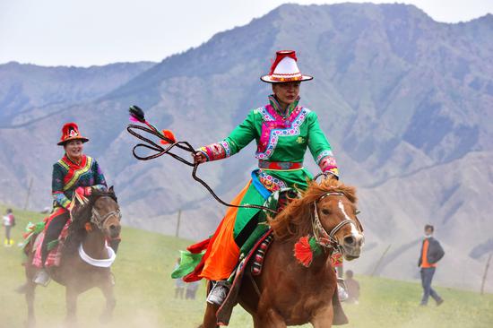Traditional horse racing thunders through Gansu