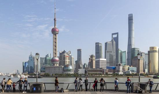 Tourists admire the skyline view of Lujiazui area at the Bund in Shanghai, east China, Jan. 6, 2020.(Xinhua/Wang Xiang)