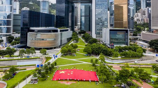 Aerial photo taken on June 25, 2020 shows citizens displaying China's national flag in Tamar Park in Hong Kong, south China. (Xinhua)