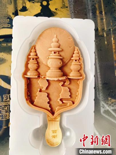 Ice cream designed after the "Three Pools Mirroring the Moon" at Hangzhou's West Lake, east China's Zhejiang Province. (Photo/China News Service)