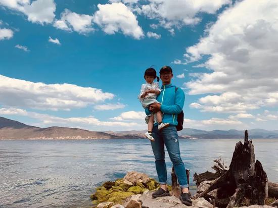 Tou Haobei and his daughter during the trip. (Photo/CCTV News)