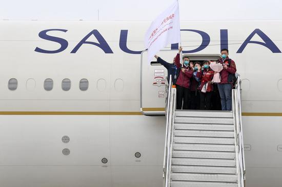 Members of a Chinese medical team board the plane to leave for Saudi Arabia at the Yinchuan Hedong International Airport in Yinchuan, capital of northwest China's Ningxia Hui Autonomous Region, April 15, 2020. (Xinhua/Feng Kaihua)