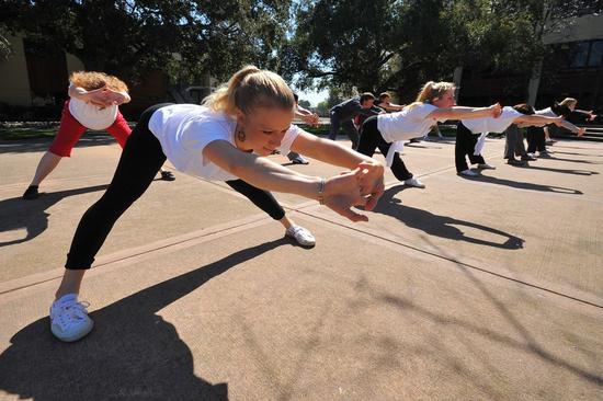 File photo taken on March 9, 2012 shows trainees warm up in a Kungfu class at Stanford University in California, the United States. (Xinhua/Liu Yilin)