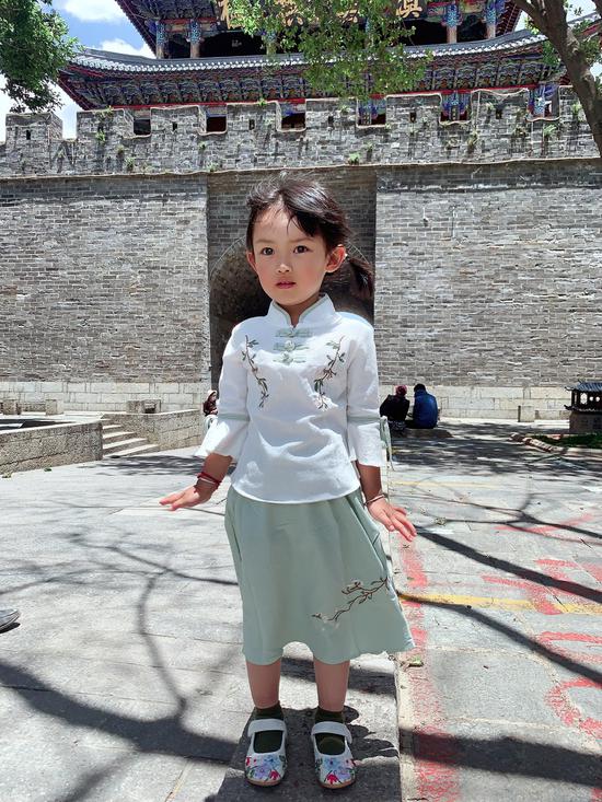 Doudou in front of Dali ancient city in Dali, Yunnan Province, May 8, 2020. (Xinhua)