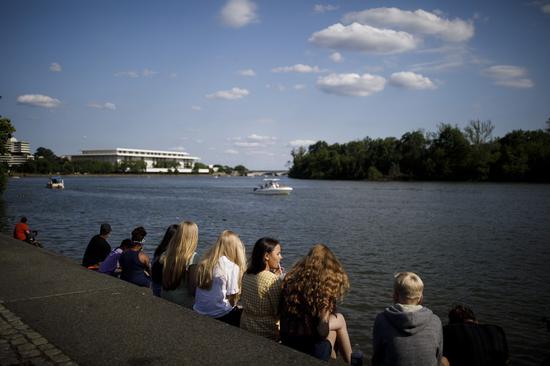 People lounge at Georgetown Waterfront Park in Washington D.C., the United States, on June 14, 2020. (Photo/Xinhua)