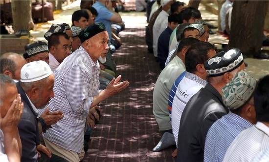 File photo: Muslims gather in Id Kah mosque in Kashgar, Xinjiang Uygur autonomous region, for Friday prayers. (Photo by Zou Hong/chinadaily.com.cn)