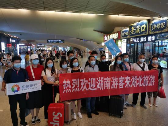 A tour group from Hunan Province on Tuesday kicked off a sightseeing tour of Wuhan, the first of its kind since lockdown of the capital city of Hubei Province was lifted on April 8. (Photo/Hubei Daily)