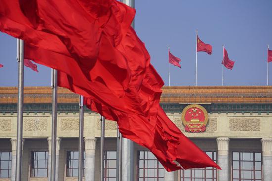 Photo taken on May 22, 2020 shows flags on the Tian'anmen Square and atop the Great Hall of the People in Beijing, capital of China. (Xinhua/Xing Guangli)