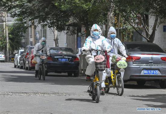 Community workers in Urumqi deliver daily necessities, medicine for residents amid COVID-19