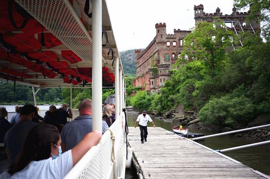 People wait to get off a boat to Bannerman's Castle, which stands tall on Pollepel Island in the Hudson River, in New York State, U.S, July 16, 2020. (Photo: China News Service / Wang Fan) 