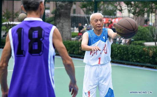 Man in 90s attends basketball training session in E China's Shandong