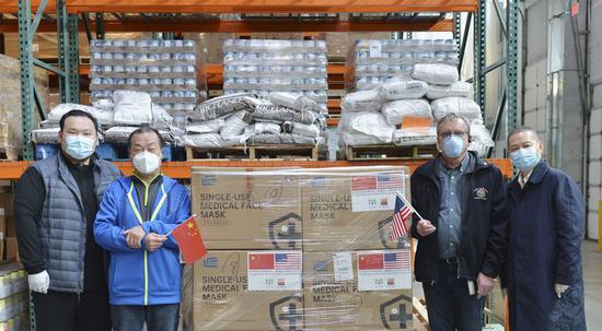 Photo taken on April 27, 2020 shows people posing for a photo with the face masks donated by China's Fujian Province in Oregon, the United States. (Xinhua)