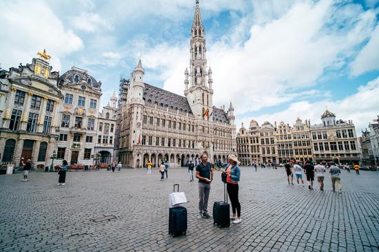 Tourists visit the Grand Place in Brussels, Belgium, on June 28, 2020. (Xinhua/Zhang Cheng)