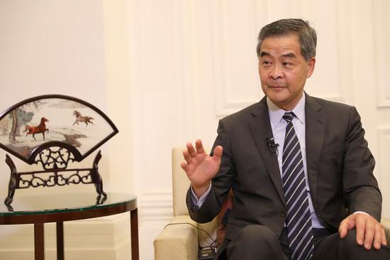 2020年8月11日，中国人民政治协商会议全国委员会副主席梁振英在中国南方香港接受新华社采访时发表讲话。（新华社/吴小初）