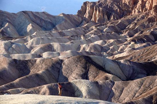 A tourist visits the Death Valley National Park in the United States, Jan. 11, 2020. (Xinhua/Wu Xiaoling)