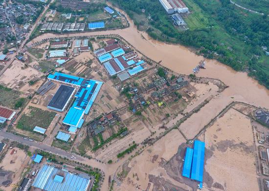 Aerial photo taken on Aug.18, 2020 shows a view of the flood-hit Caoba Township, Ya'an City, southwest China's Sichuan Province. (Xinhua/Liu Kun)