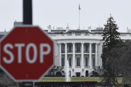 Photo taken on Jan. 12, 2019 shows the White House and a stop sign in Washington D.C., the United States. (Xinhua/Liu Jie)