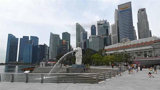 Few tourists are seen at main tourist attractions like the Merlion Park amid COVID-19 epidemic, in Singapore, March 6, 2020. /Xinhua