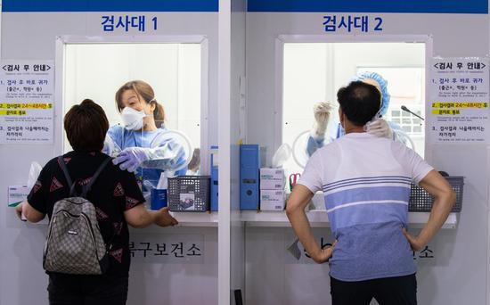 People get tested at a medical center in Seoul, South Korea, Aug. 19, 2020. (Photo by Lee Sang-ho/Xinhua)