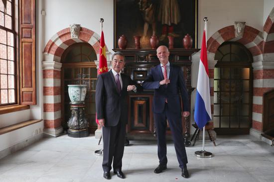 Visiting Chinese State Councilor and Foreign Minister Wang Yi and Dutch Foreign Minister Stef Blok pose for a photo before their talks in the Hague, the Netherlands, Aug. 26, 2020. (Xinhua/Zheng Huansong)