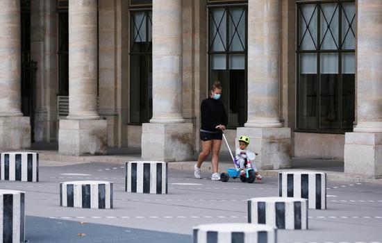 A mother takes a walk with her child at the Palais Royal in Paris, France, Aug. 29, 2020. (Xinhua/Gao Jing)