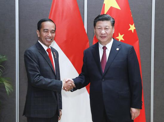 Chinese President Xi Jinping (R) meets with Indonesian President Joko Widodo in Port Moresby, Papua New Guinea, on Nov. 17, 2018. (Xinhua/Pang Xinglei)