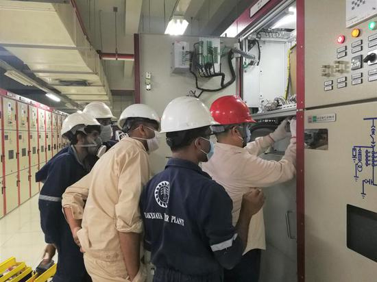 Chinese and Sri Lankan staff members conduct maintenance work at Lakvijaya Power Station in Puttalam, Sri Lanka, April 11, 2020. (Xinhua)