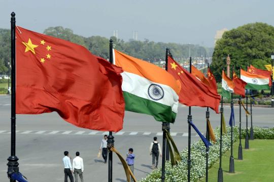 Indian and Chinese national flags flutter side by side at the Raisina hills in New Delhi, India, in this file photo. (Photo/Xinhua)