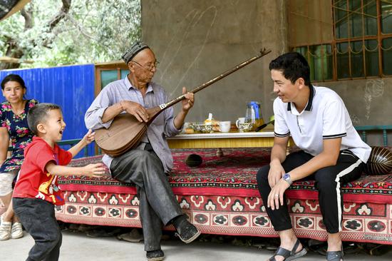 A family spends time together in Bachu county, Kashgar prefecture, Northwest China's Xinjiang Uygur autonomous region, on July 21, 2020. (Photo/Xinhua)