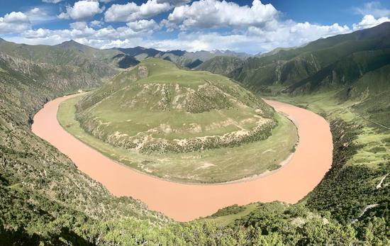 Aerial photo taken on Aug. 26, 2020 shows the Tongtian River, the major source of the Yangtze River, meandering past Yeqing Village in Zhiduo County of Yushu Tibetan Autonomous Prefecture, northwest China's Qinghai Province. (Xinhua/Li Linhai)