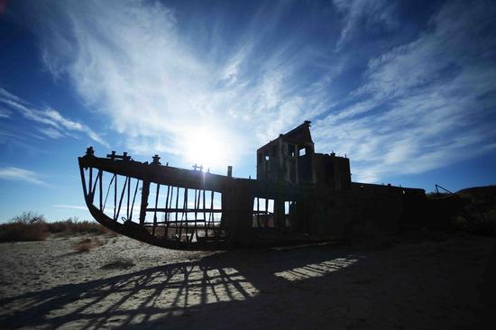 Photo taken on Dec. 7, 2015 shows an abandoned ship at Moynak in the Aral Sea, Uzbekistan. (Xinhua/Sadat)