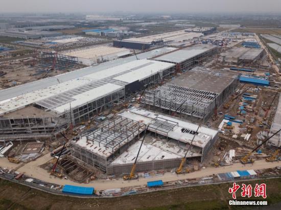 A view of the phase two project of Tesla's gigafactory in Shanghai over the weekend. Construction of the project began at the beginning of the year, and the main buildings of certain plants have been completed, according to media reports. The phase two factory is expected to begin trial production in the second half of the year, mainly on the Model Y. (Photo/China News Service)
