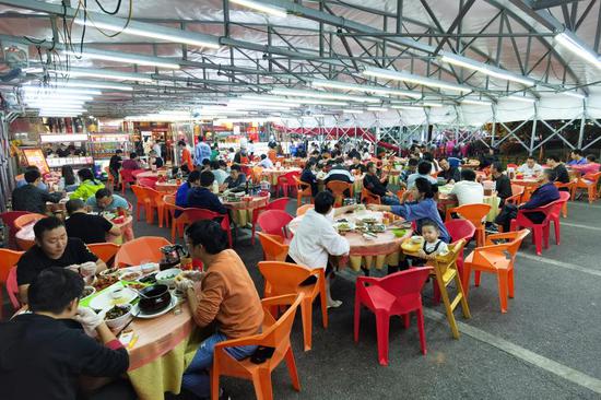 Customers dine at a restaurant in the Quantang community of Changsha, central China's Hunan Province, Sept. 19, 2020. (Xinhua/Chen Sihan)
