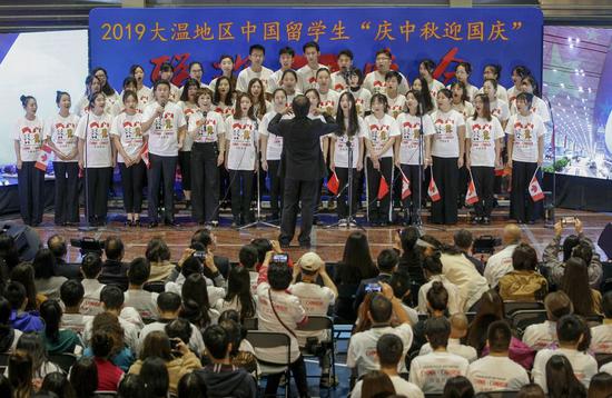 A student choir performs on stage at a gala event to celebrate the Mid-Autumn Festival and the 70th anniversary of the founding of the People's Republic of China at Richmond Olympic Oval in Richmond, Canada, Sept. 14, 2019. (Xinhua/Liang Sen)